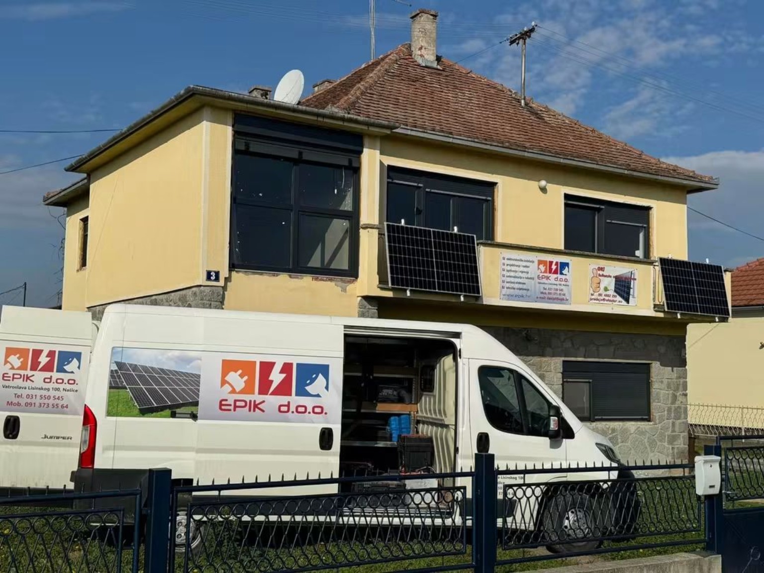 Balkonska solarna elektrana na zgradi uz EPIK-ovo servisno vozilo