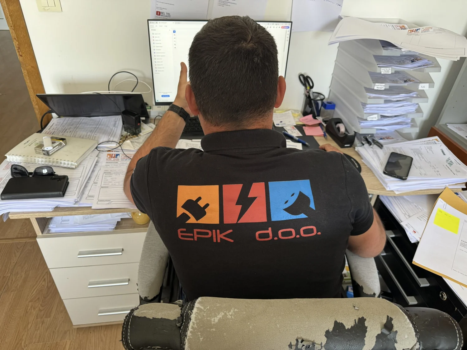 Član EPIK-ova tima radi na elektrotehničkom projektu