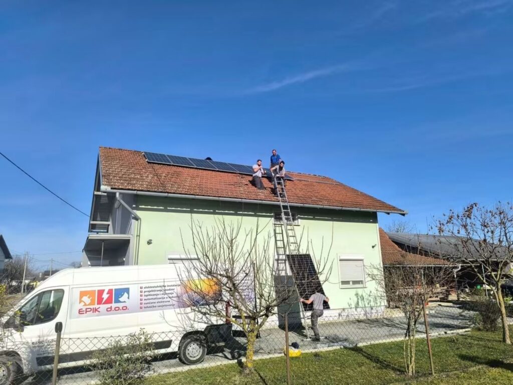 Montaža solarnih panela na krovu obiteljske kuće uz EPIK-ovo servisno vozilo